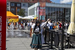Korowód idący przez Rynek Staromiejski.  Fot. Marcin Betliński Fotografia