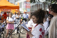 Aktorka z Pałacu Młodzieży w Koszalinie czyta fragment 
