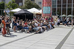 Widownia zgromadzona na Rynku Staromiejskim.  Fot. Marcin Betliński Fotografia