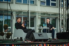 Spotkanie z artystą Danielem Rycharskim (po lewej) prowadzone przez Łukasza Rozmarynowskiego.  Fot. 