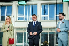 Prezydent Tomasz Sobieraj (w środku) składa życzenia mieszkańcom Koszalina. Po lewej konferansjerka 