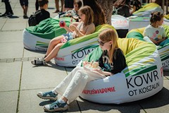 Dzieciaki jedzą tort urodzinowy.  Fot. Izabela Rogowska