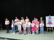 Najlepsi czytelnicy gminy Będzino z bibliotekarkami, dyrektorem KBP i panią Wicestarostą.Czytelnika 