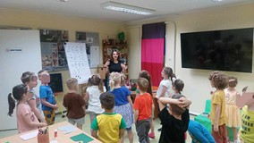 Bibliotekarka z dziećmi przy ćwiczeniach
