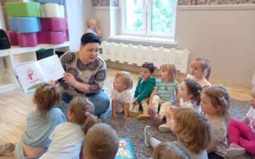 Czytanie na dywanie w Żłobku Zaczarowany Domek