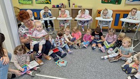 dzieci oglądają książki
