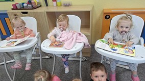 dzieci oglądają książki