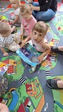 dziewczynka ogląda książkę