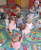 bibliotekarka czyta opowiadanie dzeciom