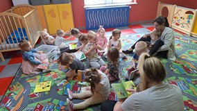 dzieci oglądają książki