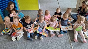 dzieci oglądają książki