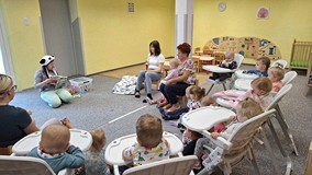 bibliotekarka czyta opowiadanie dzeciom