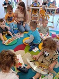 dzieci oglądają książki