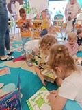 dzieci oglądają książki