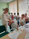 Prowadząca pokazuje ćwiczenia