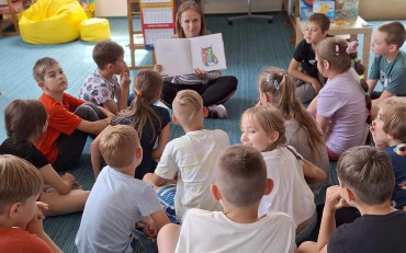 bibliotekarka czyta opowiadanie dzeciom