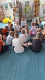 chłopiec czyta opowiadanie
