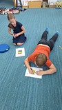 dzieci wykonuje pracę plastyczną
