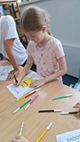 dziewczynka wykonuje pracę plastyczną