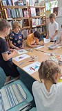 dzieci wykonują pracę plastyczną