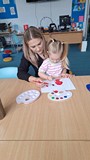 dziewczynka z mamą wykonuje pracę plastyczną