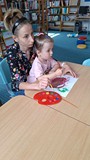 dziewczynka z mamą wykonuje pracę plastyczną
