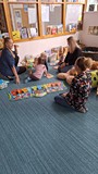 dzieci bawią się w bibliotece