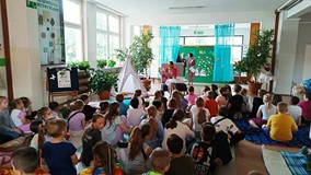Dorota czyta książkę dzieciom