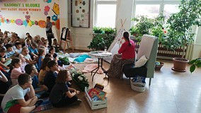 Dorota czyta książkę dzieciom