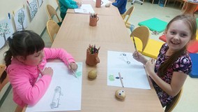 Dzieci podczas zajęć wykonują pracę plastyczną