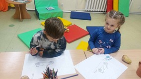 Dzieci przy pracy plastycznej