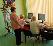 uczestniczy ćwiczą przy komputerach