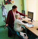 uczestniczy ćwiczą przy komputerach
