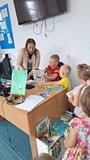 dzieci wypożyczają skiążki