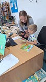dzieci wypożyczają skiążki