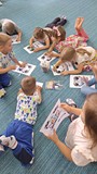 dzieci kolorują żaby