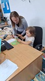 dzieci wypożyczają skiążki