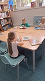 dzieci oglądają książki