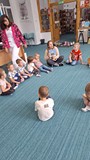bibliotekarka opowiada dzieciom o akcji 
