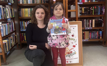 Bibliotekarka z nową czytelniczką