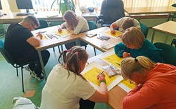 Uczestnicy podczas wykonywania prac plastycznych