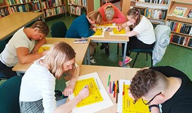 Uczestnicy podczas wykonywania prac plastycznych