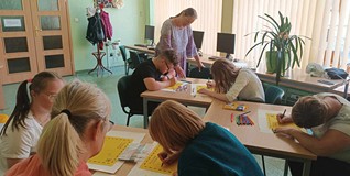 Uczestnicy podczas wykonywania prac plastycznych