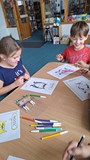 dzieci wykonują pracę plastyczną
