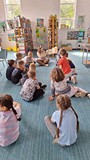 bibliotekarka czyta dzieciom opowiadanie