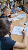 dzieci wykonują pracę plastyczną