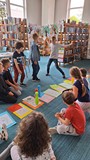 dzieci pokazują taniec radości
