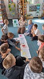 bibliotekarka rozmawia z dziećmi o emocjach