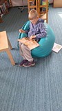 chlopiec ogląda ksiażki w naszej bibliotece