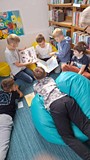 chłopcy oglądają ksiażki w naszej bibliotece